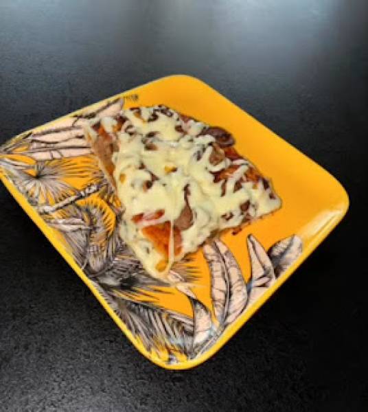 Domowa pizza z pieczarkami i kiełbasą