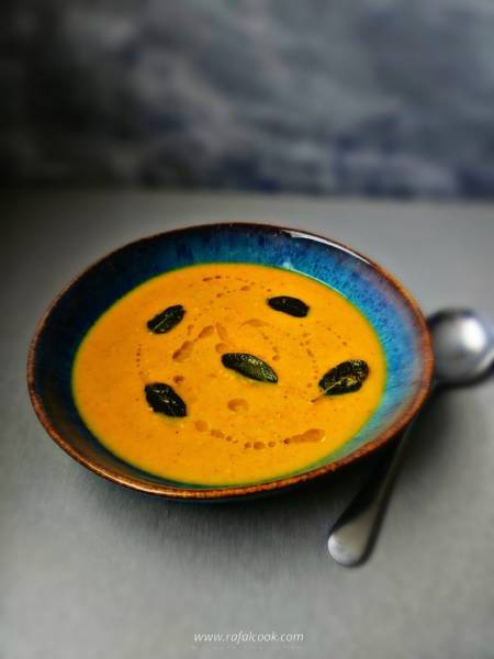 Vellutata di zucca – włoska zupa krem z dyni, szałwią i Parmigiano Reggiano