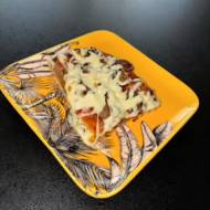Domowa pizza z pieczarkami i kiełbasą