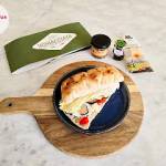 Schiacciata z musztardą di frutti, serem pergamino reggiano, truflami, mozzarellą light, pomidorkami i kapustą pekińską