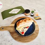 Schiacciata z musztardą di frutti, serem pergamino reggiano, truflami, mozzarellą light, pomidorkami i kapustą pekińską