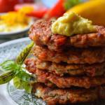 Racuchy pomidorowe z cukinią i sosem aioli z kukurydzy