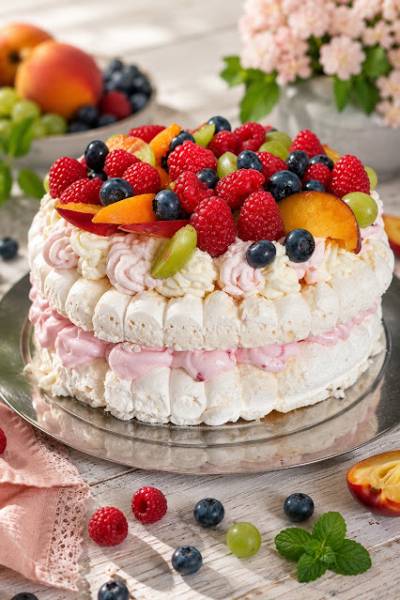 Tort bezowy z kremem śmietankowo-malinowym i owocami