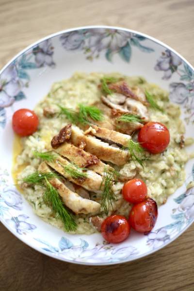 Risotto z kurkami, cukinią i koprem oraz smażonym kurczakiem