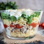 Warstwowa sałatka orzo z kurczakiem, pieczonymi pomidorkami i burratą