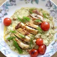 Risotto z kurkami, cukinią i koprem oraz smażonym kurczakiem