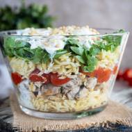 Warstwowa sałatka orzo z kurczakiem, pieczonymi pomidorkami i burratą