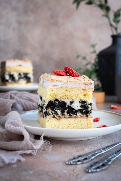 Kruche Ciasto z Bezą i Kremem Oreo