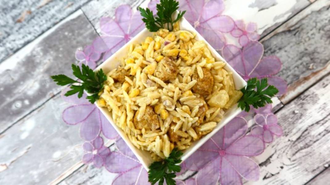 Sałatka z makaronem orzo, kurczakiem i ananasem + film