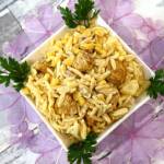 Sałatka z makaronem orzo, kurczakiem i ananasem + film