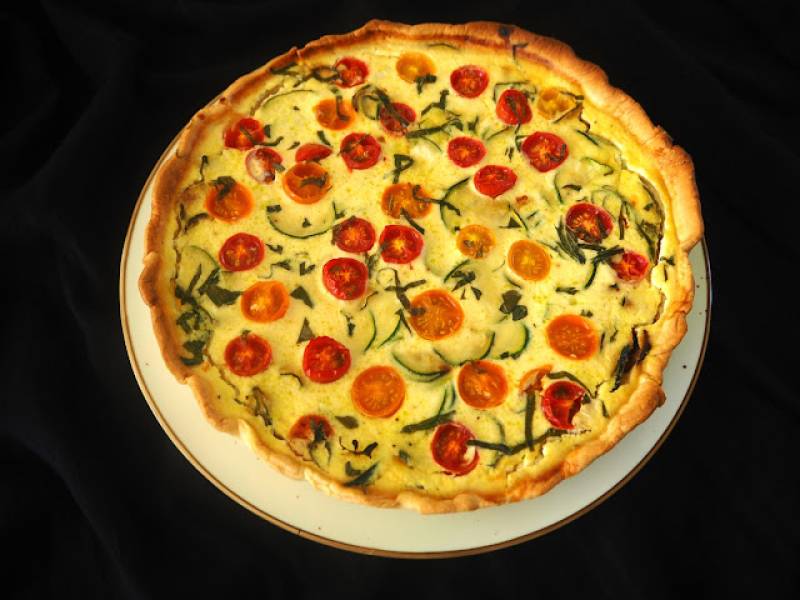 TARTA Z CUKINIĄ, POMIDORKAMI KOKTAJLOWYMI I SERKIEM KOZIM