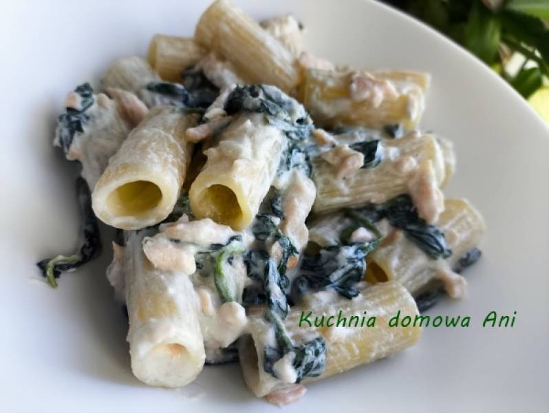Makaron z łososiem, szpinakiem i ricottą