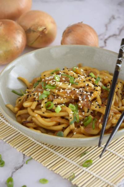 Udon z karmelizowaną cebulą i gochujang