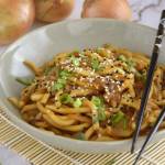 Udon z karmelizowaną cebulą i gochujang