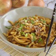 Udon z karmelizowaną cebulą i gochujang