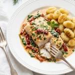 Dorsz po toskańsku z suszonymi pomidorami i szpinakiem – z gnocchi