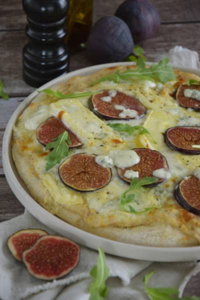 Puszysta pizza quattro formaggi z figami
