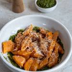 Marchewkowe kluski z pesto z liści z rzodkiewek