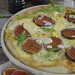 Puszysta pizza quattro formaggi z figami