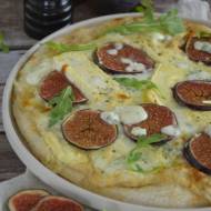 Puszysta pizza quattro formaggi z figami