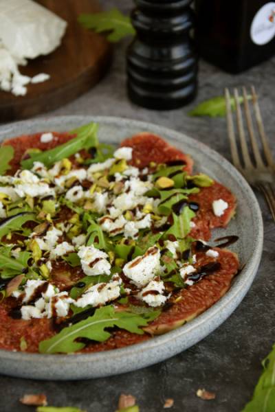 Carpaccio z fig z rukolą, fetą i pistacjami