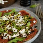 Carpaccio z fig z rukolą, fetą i pistacjami