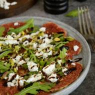 Carpaccio z fig z rukolą, fetą i pistacjami