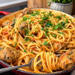 Makaron z pulpetami, pomidorami, puree z dyni i szpinakiem